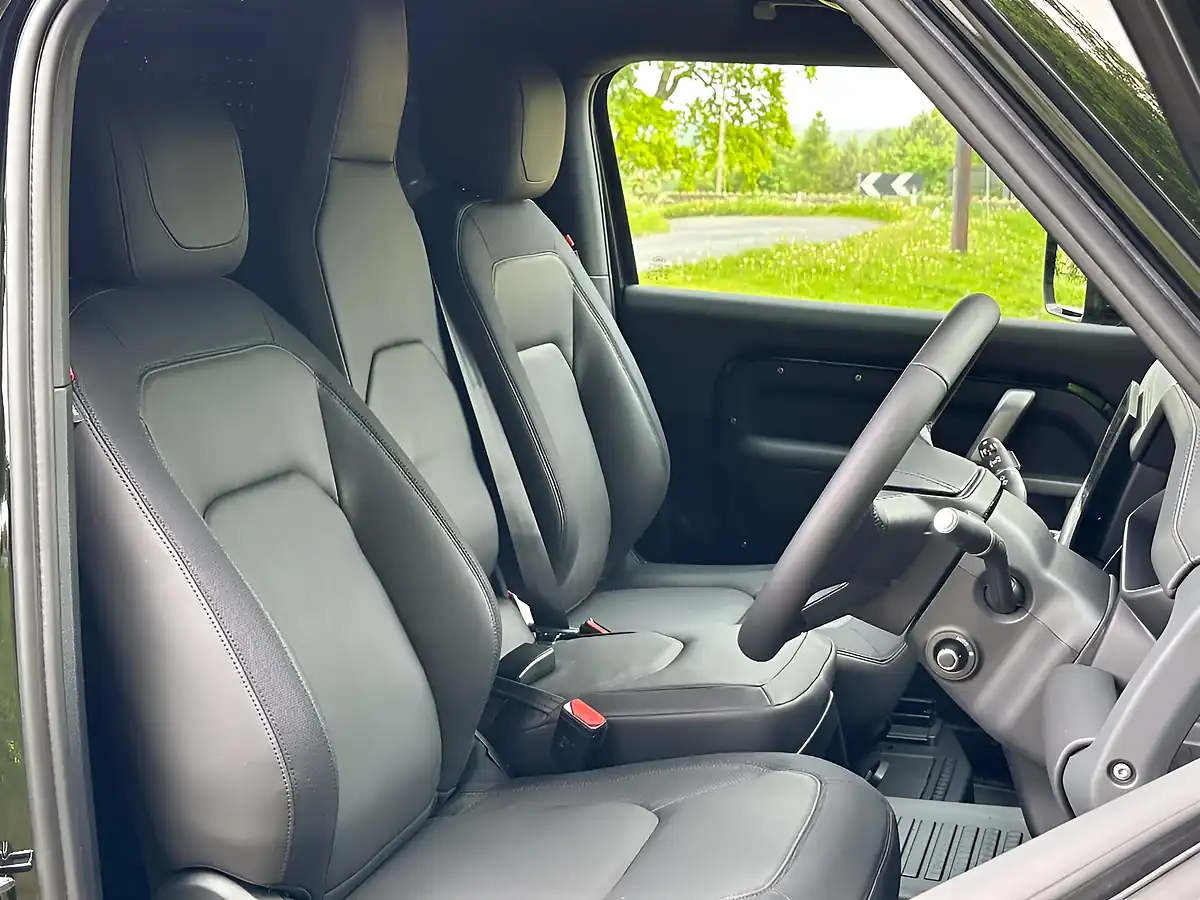 Used 2026 Land Rover Defender 90 X-Dynamic Hse Santorini Black - Interior and Exterior details 11