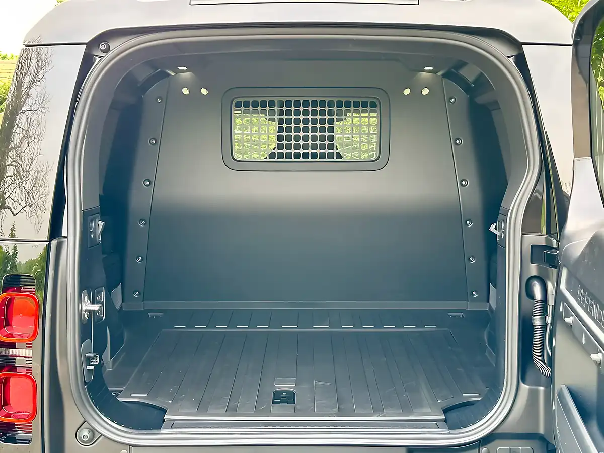Used 2026 Land Rover Defender 90 X-Dynamic Hse Santorini Black - Interior and Exterior details 12