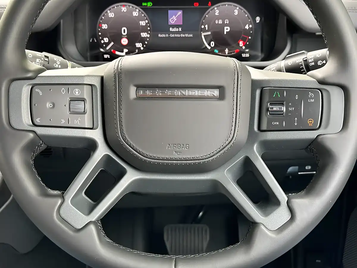 Used 2026 Land Rover Defender 90 X-Dynamic Hse Santorini Black - Interior and Exterior details 13