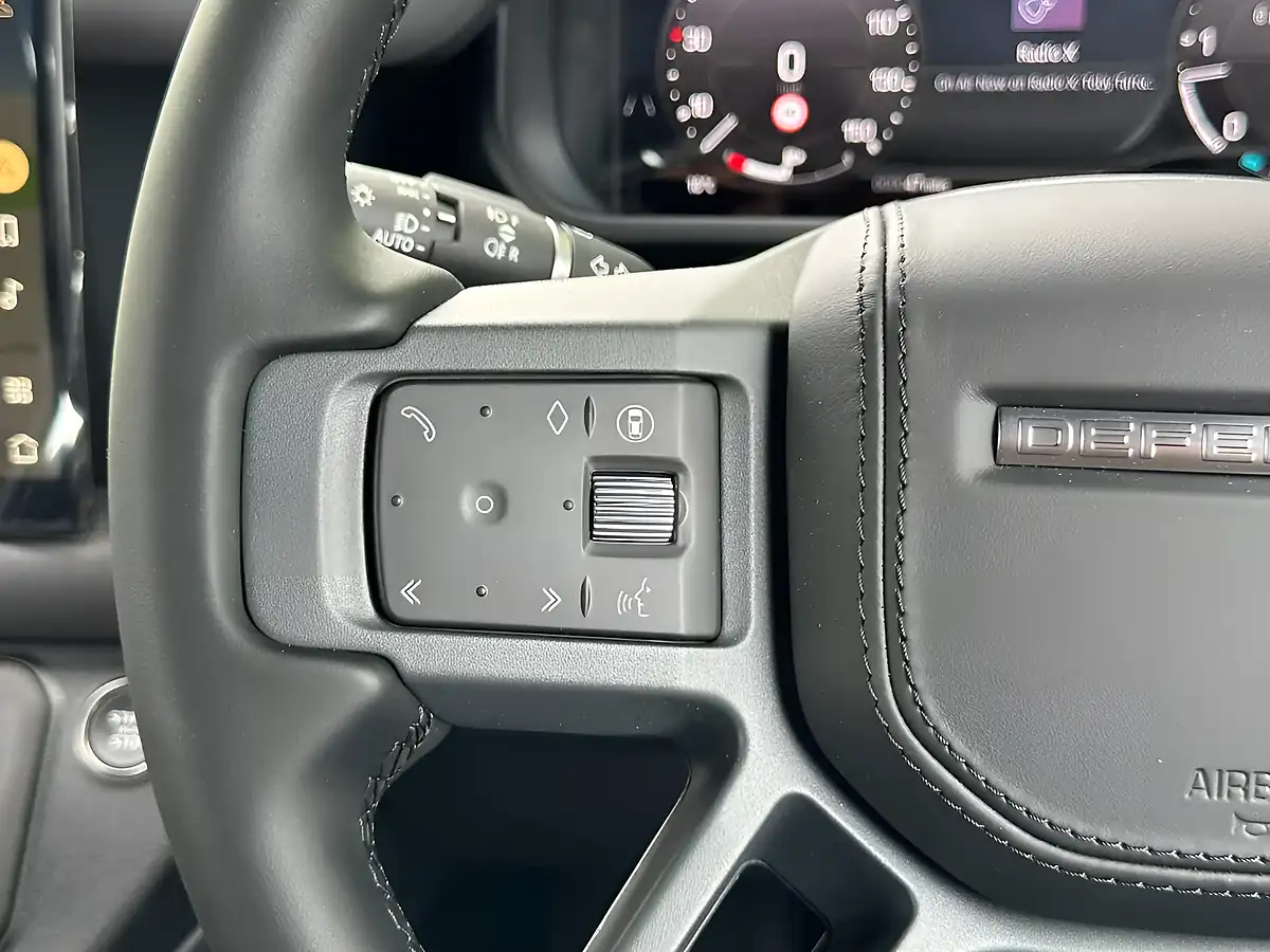 Used 2026 Land Rover Defender 90 X-Dynamic Hse Santorini Black - Interior and Exterior details 14