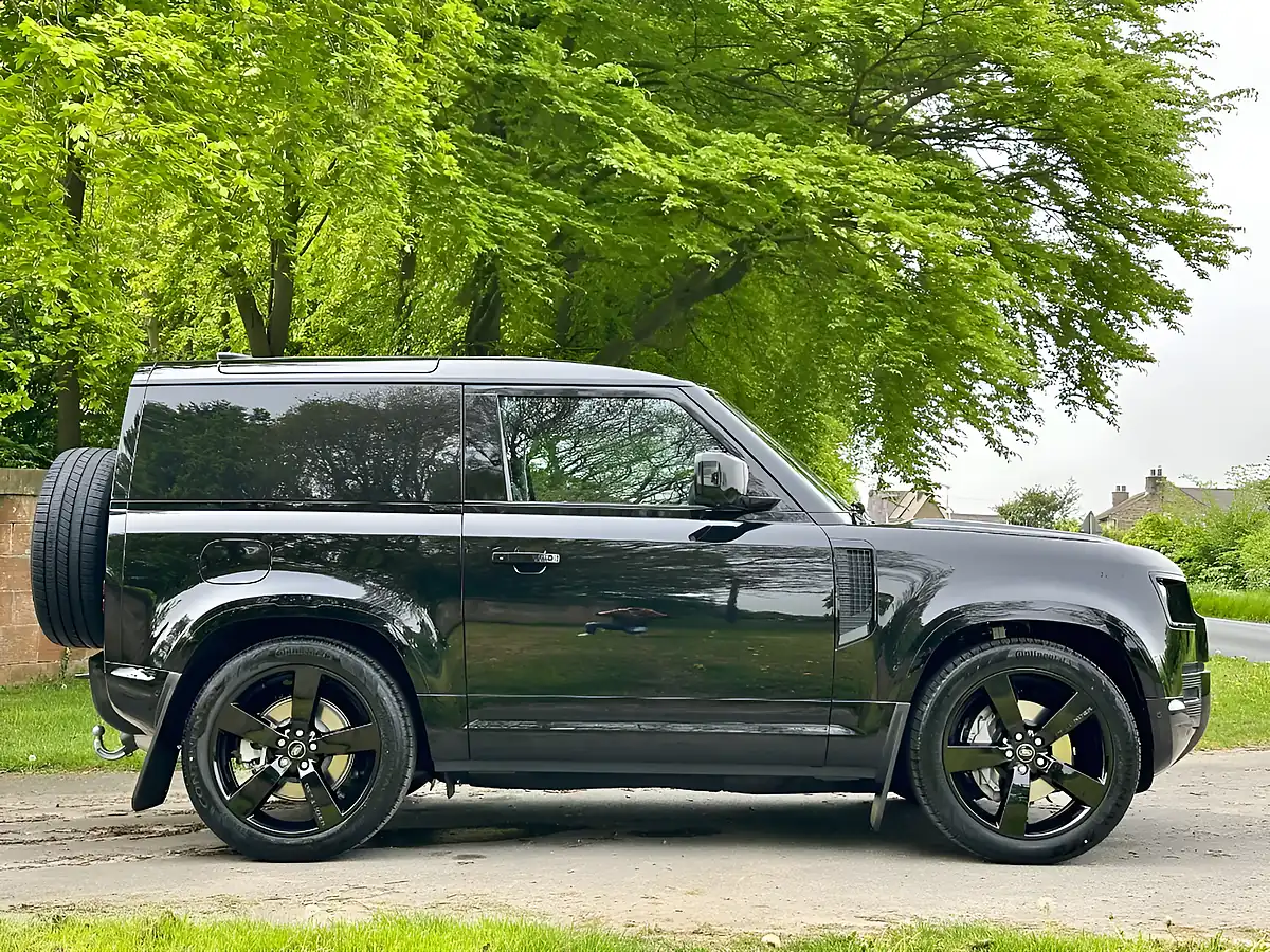 Used 2026 Land Rover Defender 90 X-Dynamic Hse Santorini Black - Interior and Exterior details 3