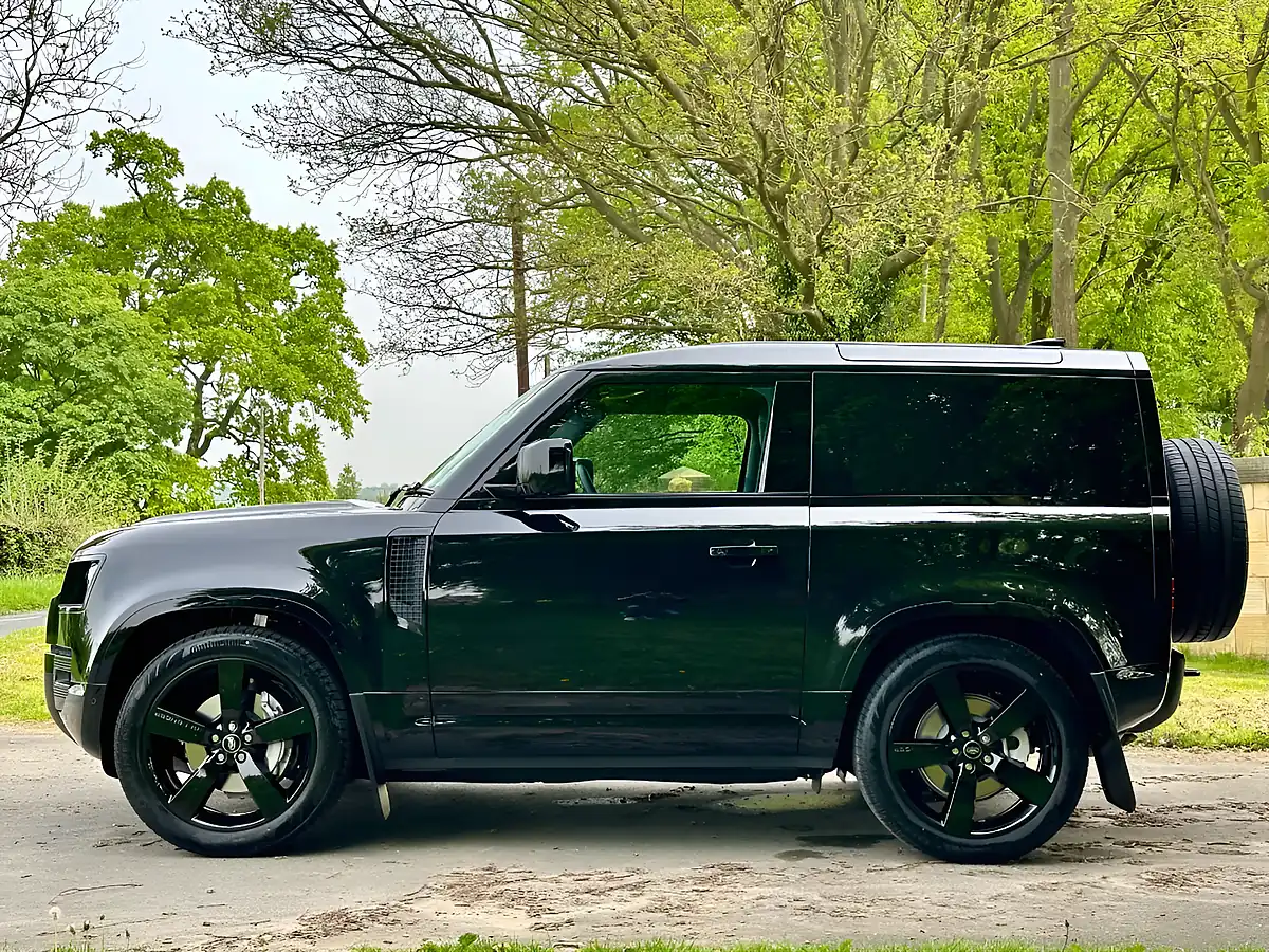 Used 2026 Land Rover Defender 90 X-Dynamic Hse Santorini Black - Interior and Exterior details 4