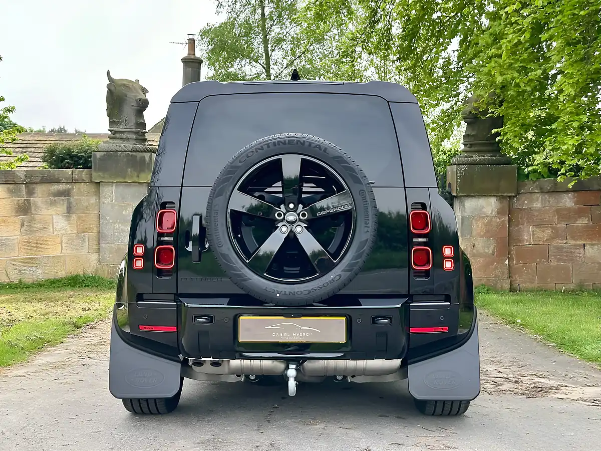 Used 2026 Land Rover Defender 90 X-Dynamic Hse Santorini Black - Interior and Exterior details 5