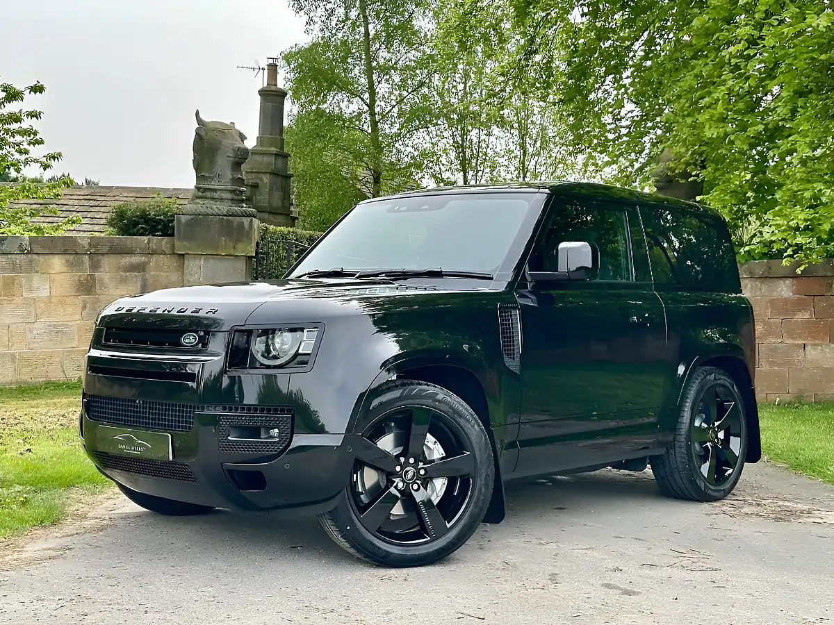 Used 2026 Land Rover Defender 90 X-Dynamic Hse Santorini Black - Interior and Exterior details 6