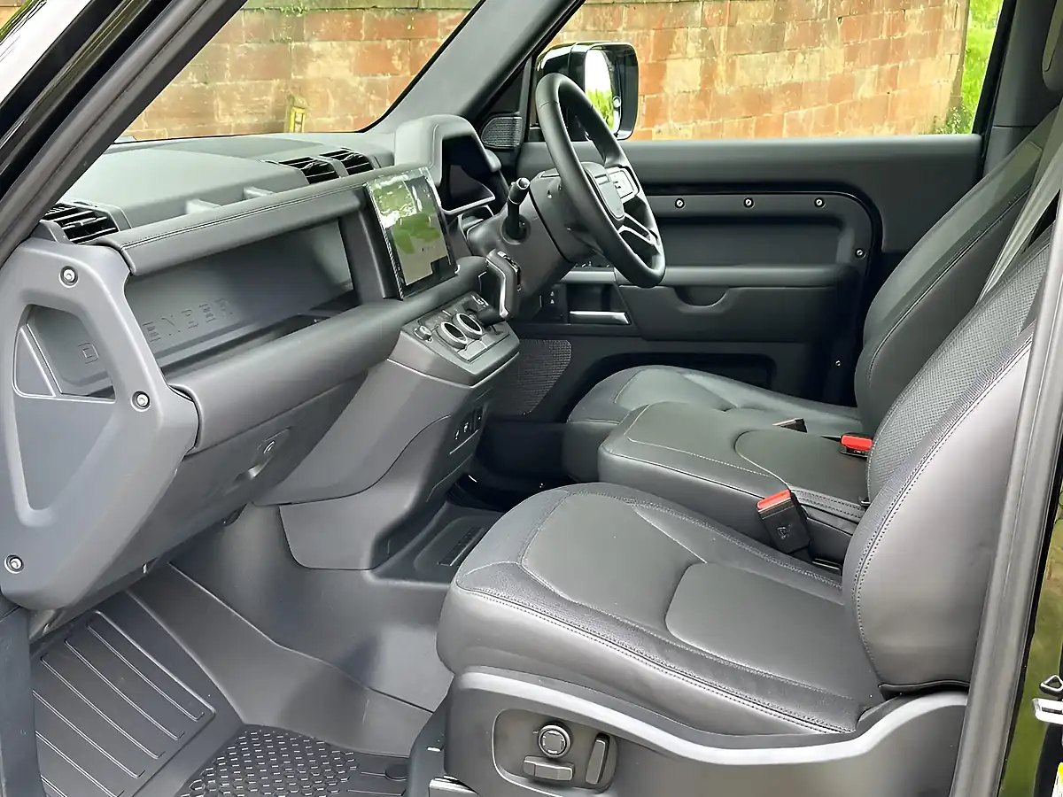 Used 2026 Land Rover Defender 90 X-Dynamic Hse Santorini Black - Interior and Exterior details 7