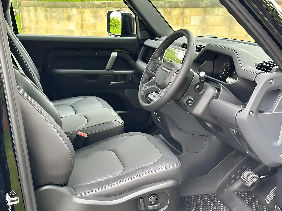 Used 2026 Land Rover Defender 90 X-Dynamic Hse Santorini Black - Interior and Exterior details 9