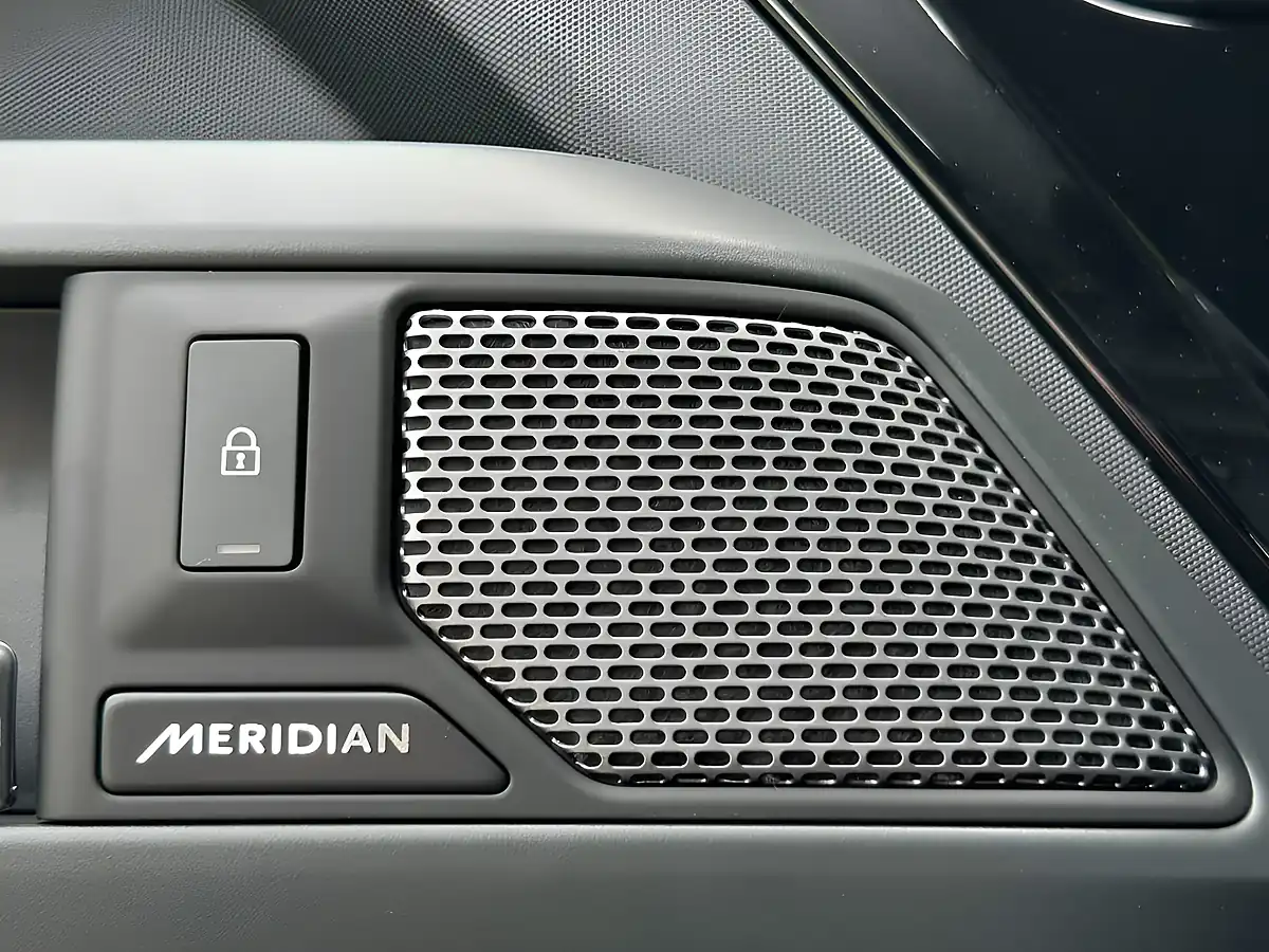 Used 2026 Land Rover Defender 90 X-Dynamic Hse Santorini Black - Interior and Exterior details 6