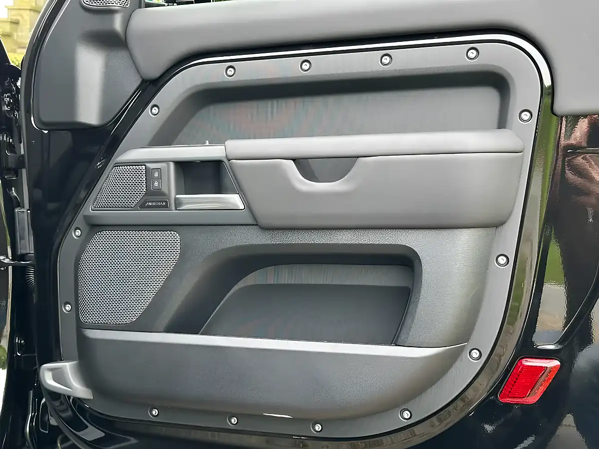 Used 2026 Land Rover Defender 90 X-Dynamic Hse Santorini Black - Interior and Exterior details 8