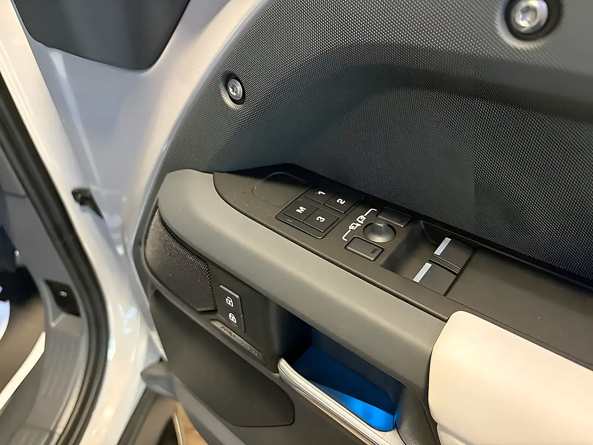 Used 2026 Land Rover Defender 90 X-Dynamic Se Grey - Interior and Exterior details 12
