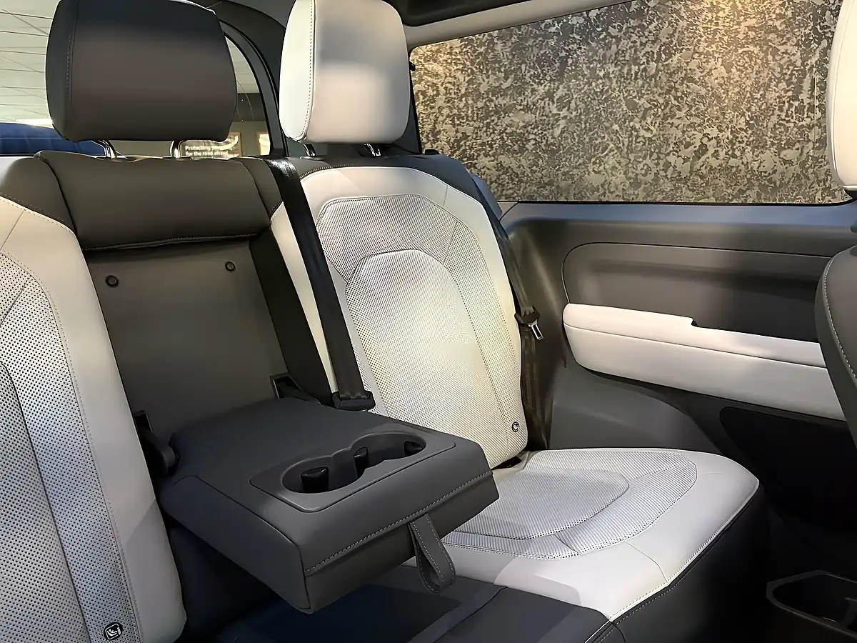 Used 2026 Land Rover Defender 90 X-Dynamic Se Grey - Interior and Exterior details 16