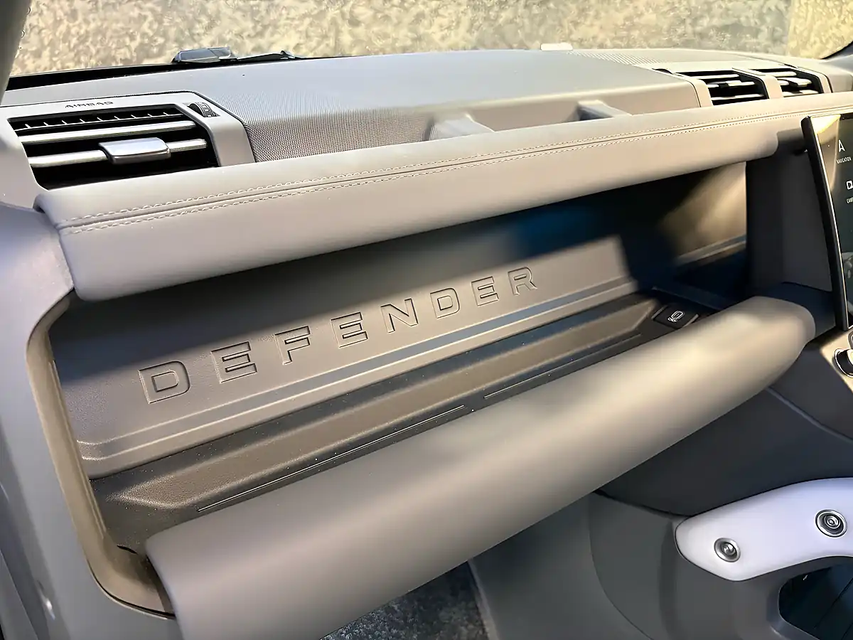 Used 2026 Land Rover Defender 90 X-Dynamic Se Grey - Interior and Exterior details 17