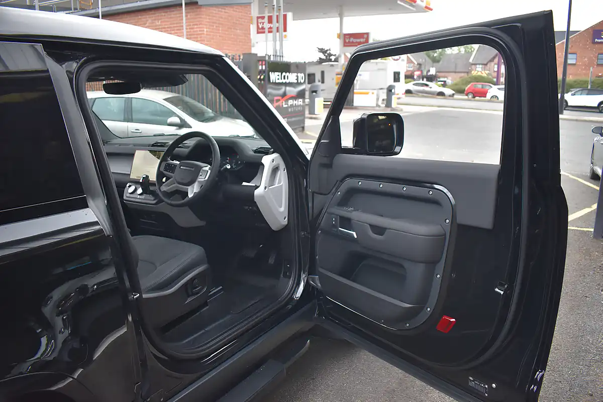 Used 2026 Land Rover Defender 90 X-Dynamic Se Hard Top Santorini Black - Interior and Exterior details 12