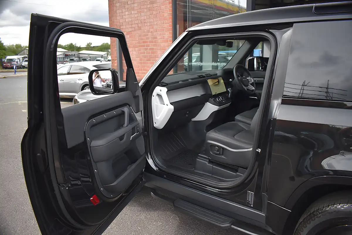 Used 2026 Land Rover Defender 90 X-Dynamic Se Hard Top Santorini Black - Interior and Exterior details 13