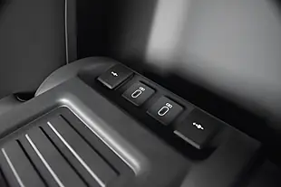 Used 2026 Land Rover Defender 90 X-Dynamic Se Hard Top Santorini Black - Interior and Exterior details 14