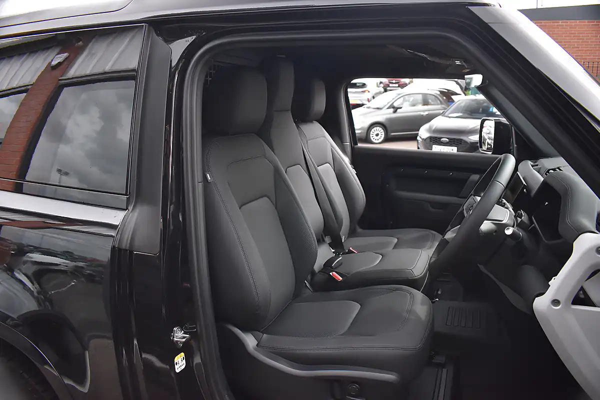 Used 2026 Land Rover Defender 90 X-Dynamic Se Hard Top Santorini Black - Interior and Exterior details 7
