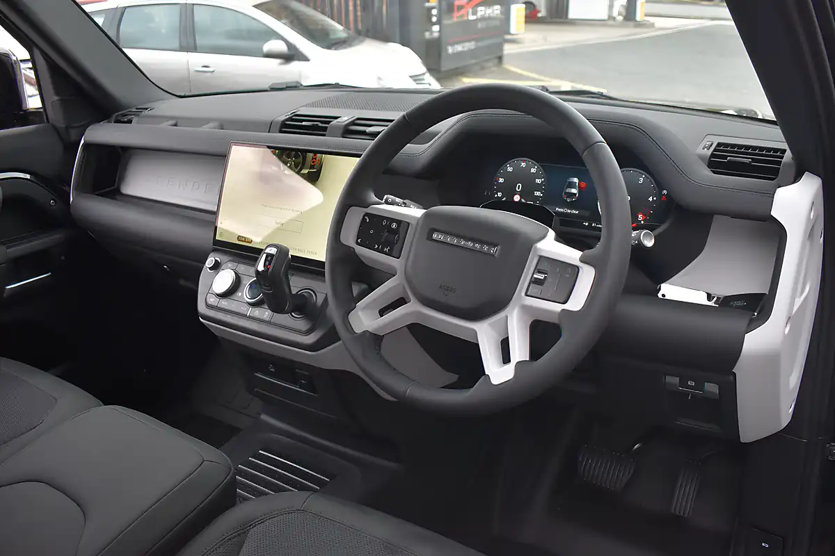 Used 2026 Land Rover Defender 90 X-Dynamic Se Hard Top Santorini Black - Interior and Exterior details 8