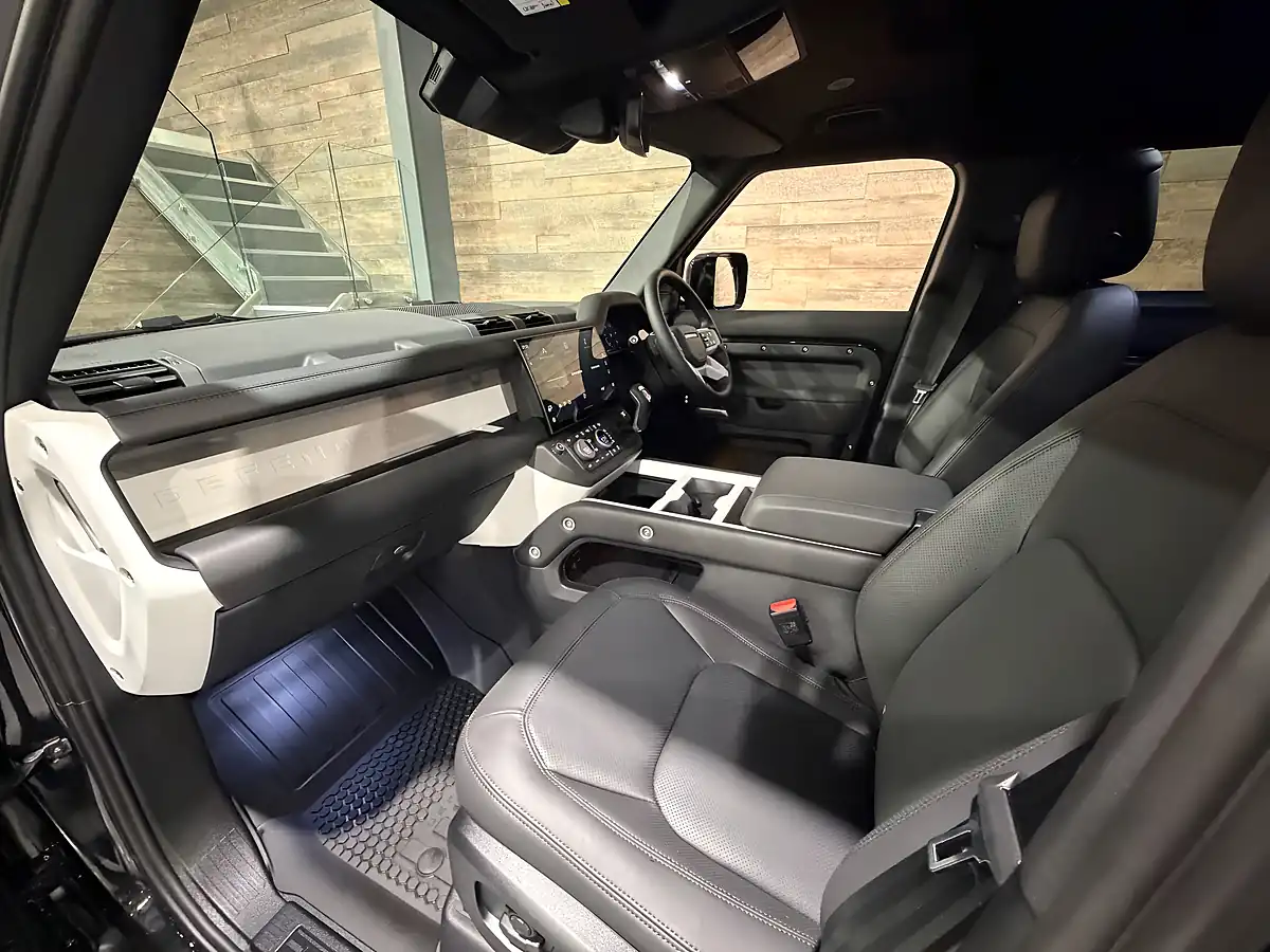 Used 2026 Land Rover Defender X-Dynamic Hse Hard Top Black - Interior and Exterior details 11