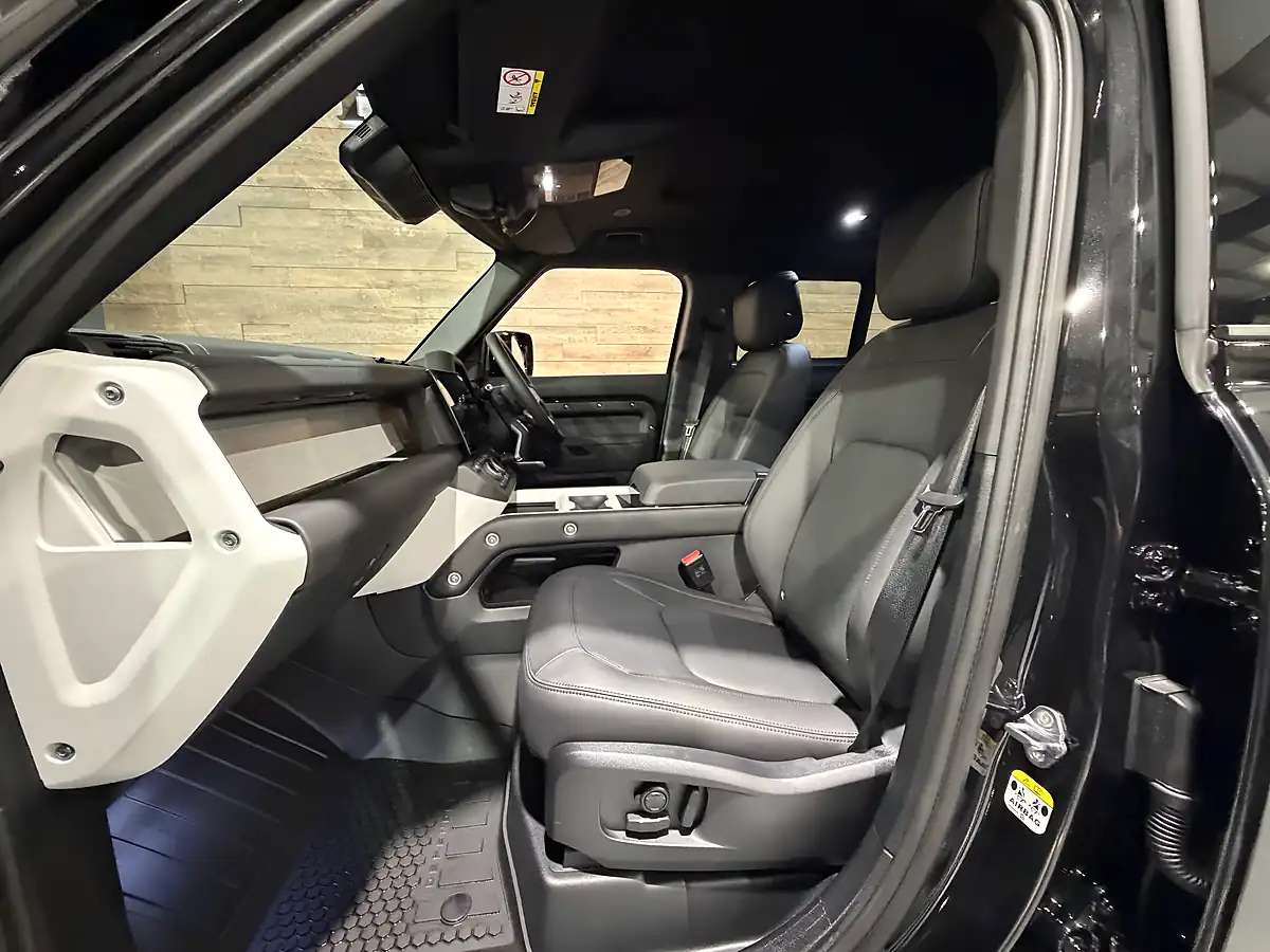 Used 2026 Land Rover Defender X-Dynamic Hse Hard Top Black - Interior and Exterior details 12