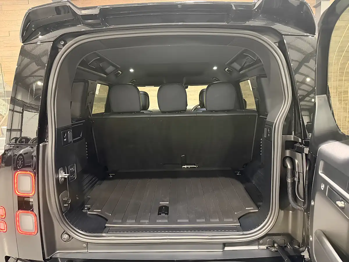 Used 2026 Land Rover Defender X-Dynamic Hse Hard Top Black - Interior and Exterior details 17