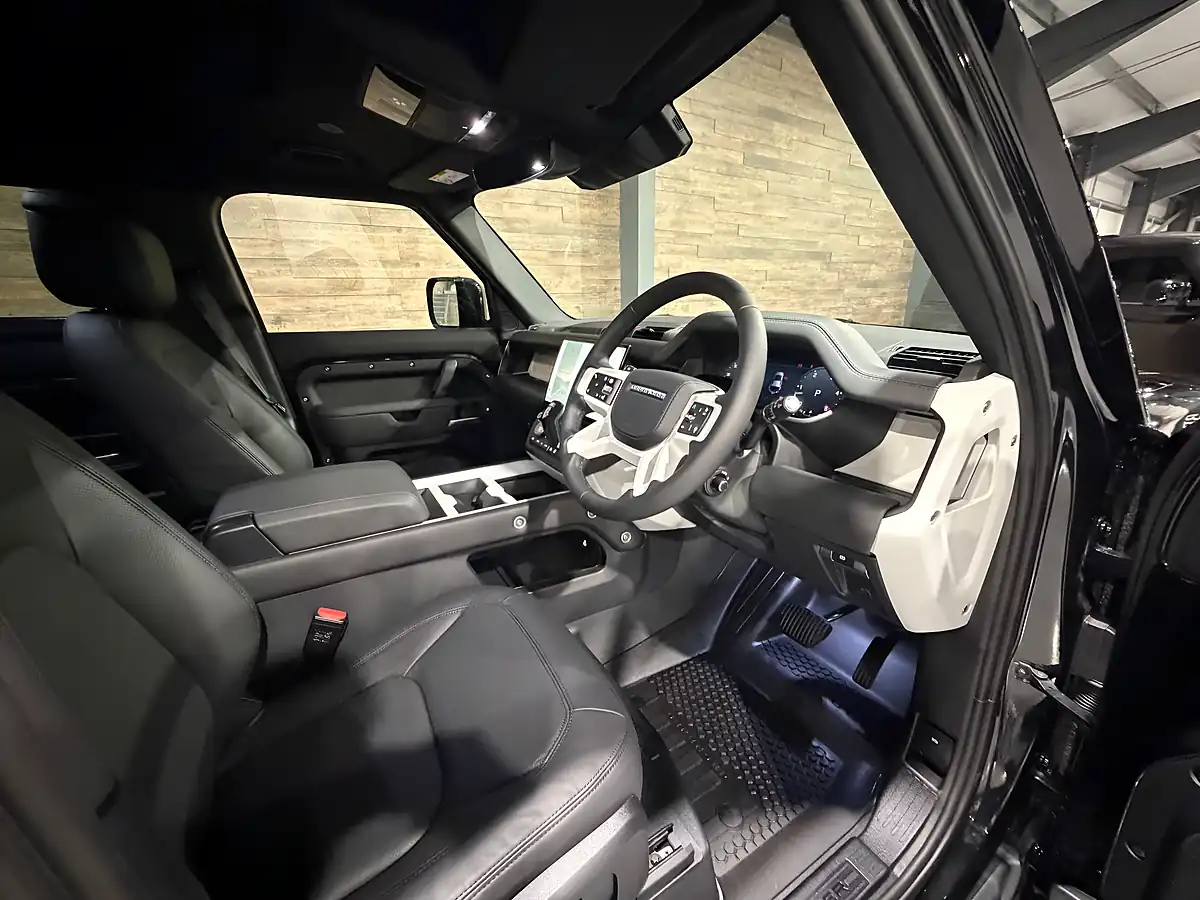Used 2026 Land Rover Defender X-Dynamic Hse Hard Top Black - Interior and Exterior details 9