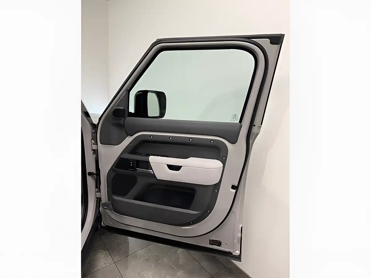 Used 2026 Land Rover Defender X-Dynamic Se Grey - Interior and Exterior details 11