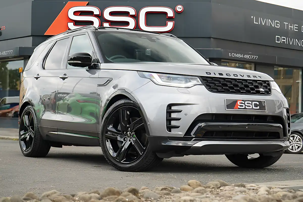 Used 2026 Land Rover Discovery Dynamic Hse Eiger Grey - Front View
