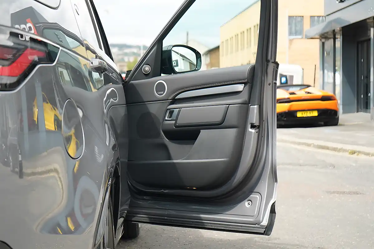 Used 2026 Land Rover Discovery Dynamic Hse Eiger Grey - Interior and Exterior details 11