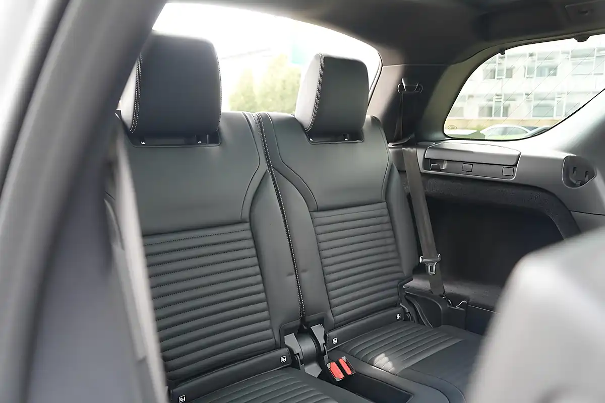 Used 2026 Land Rover Discovery Dynamic Hse Eiger Grey - Interior and Exterior details 15
