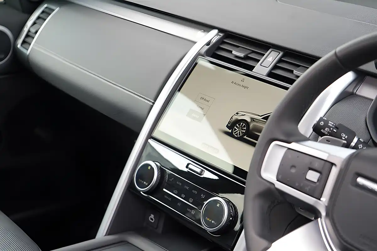 Used 2026 Land Rover Discovery Dynamic Hse Eiger Grey - Interior and Exterior details 16