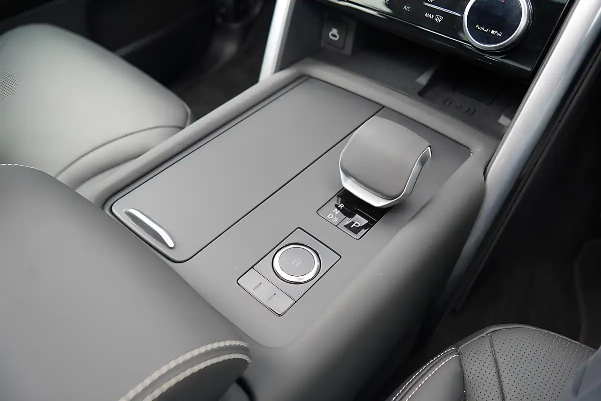 Used 2026 Land Rover Discovery Dynamic Hse Eiger Grey - Interior and Exterior details 18