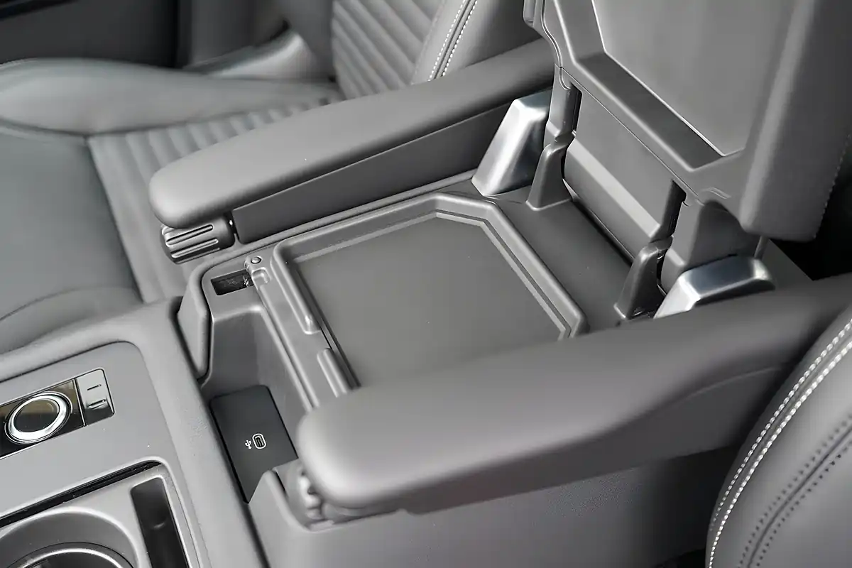 Used 2026 Land Rover Discovery Dynamic Hse Eiger Grey - Interior and Exterior details 19
