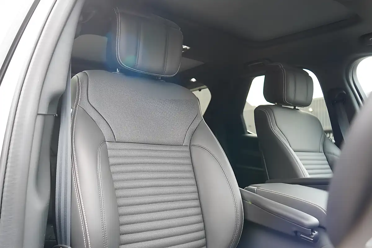 Used 2026 Land Rover Discovery Dynamic Hse Eiger Grey - Interior and Exterior details 3