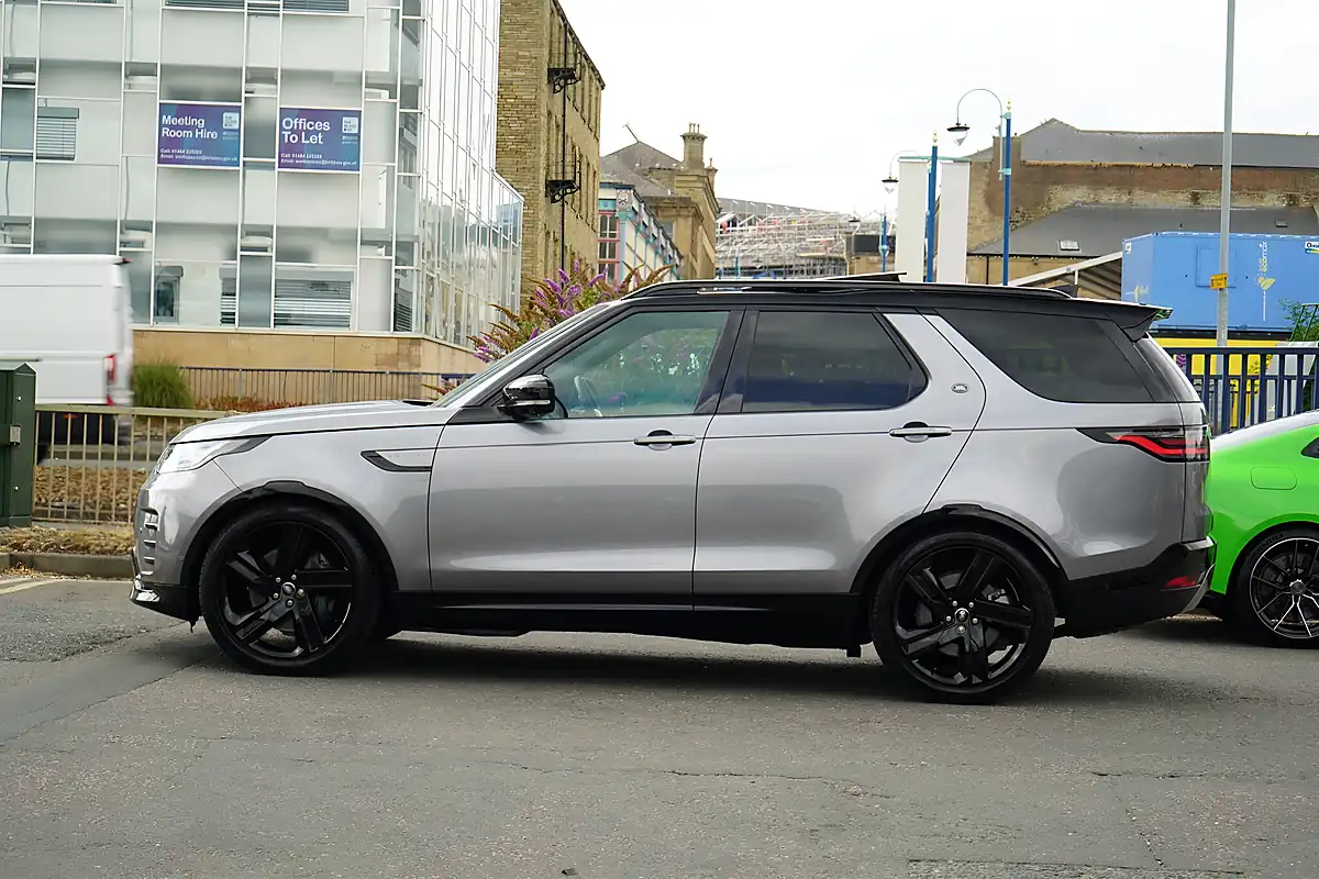 Used 2026 Land Rover Discovery Dynamic Hse Eiger Grey - Interior and Exterior details 8