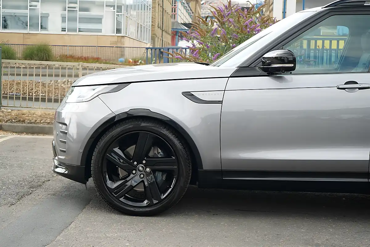 Used 2026 Land Rover Discovery Dynamic Hse Eiger Grey - Interior and Exterior details 9