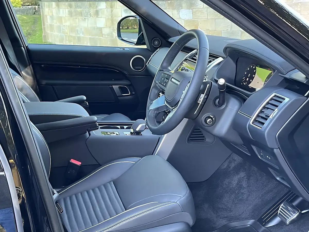 Used 2026 Land Rover Discovery Metropolitan Edition Carpathian Grey - Interior and Exterior details 12
