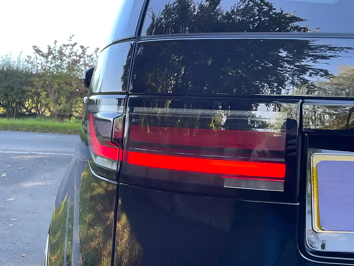 Used 2026 Land Rover Discovery Metropolitan Edition Carpathian Grey - Interior and Exterior details 4