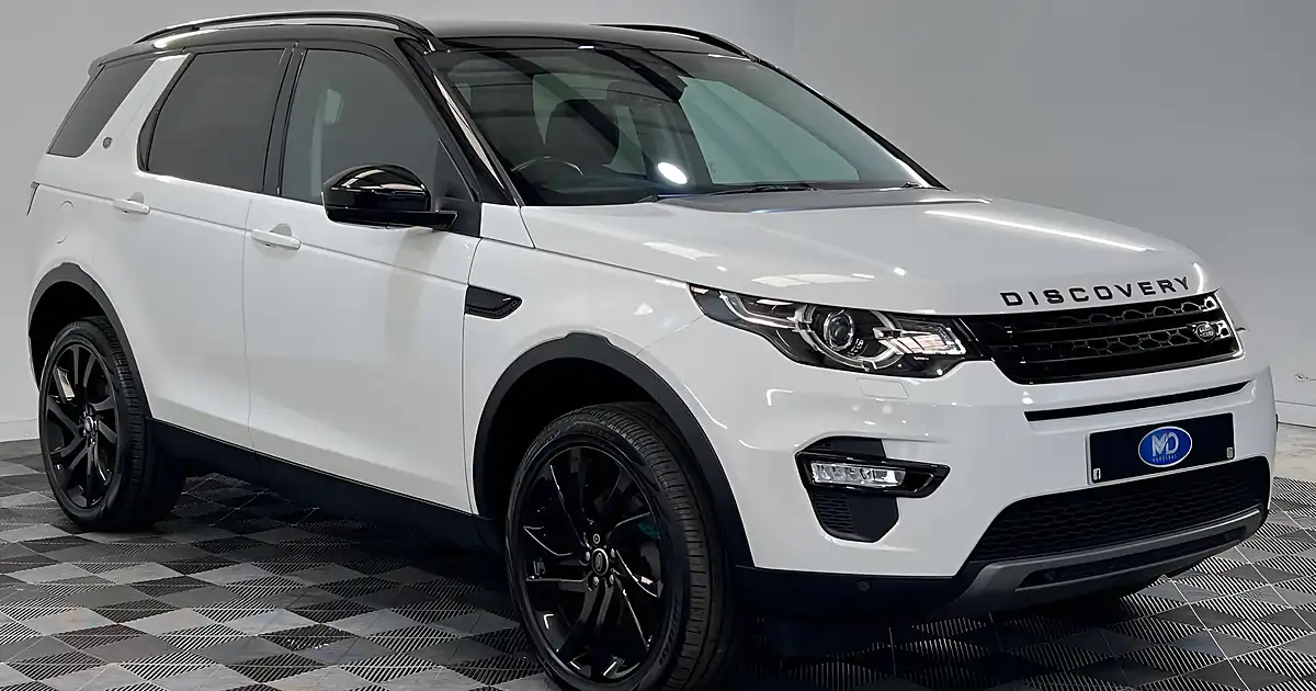 Used 2026 Land Rover Discovery Sport Hse White - Front View