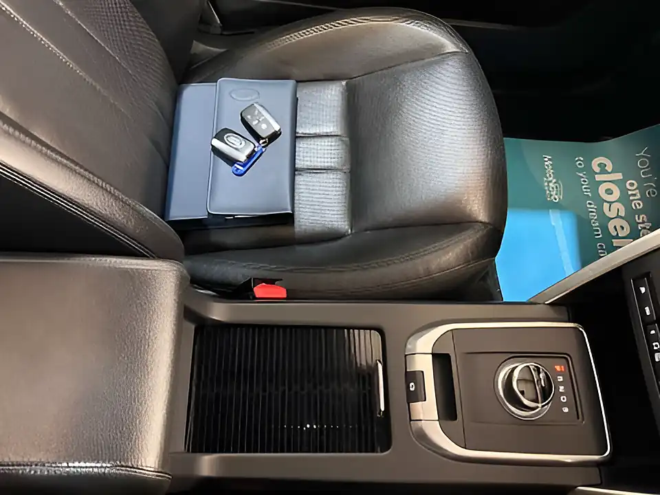 Used 2026 Land Rover Discovery Sport Hse White - Interior and Exterior details 13