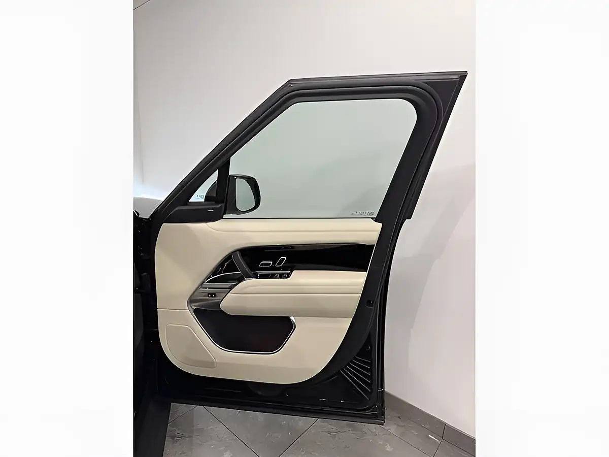 Used 2026 Land Rover Range Rover Se Black - Interior and Exterior details 11