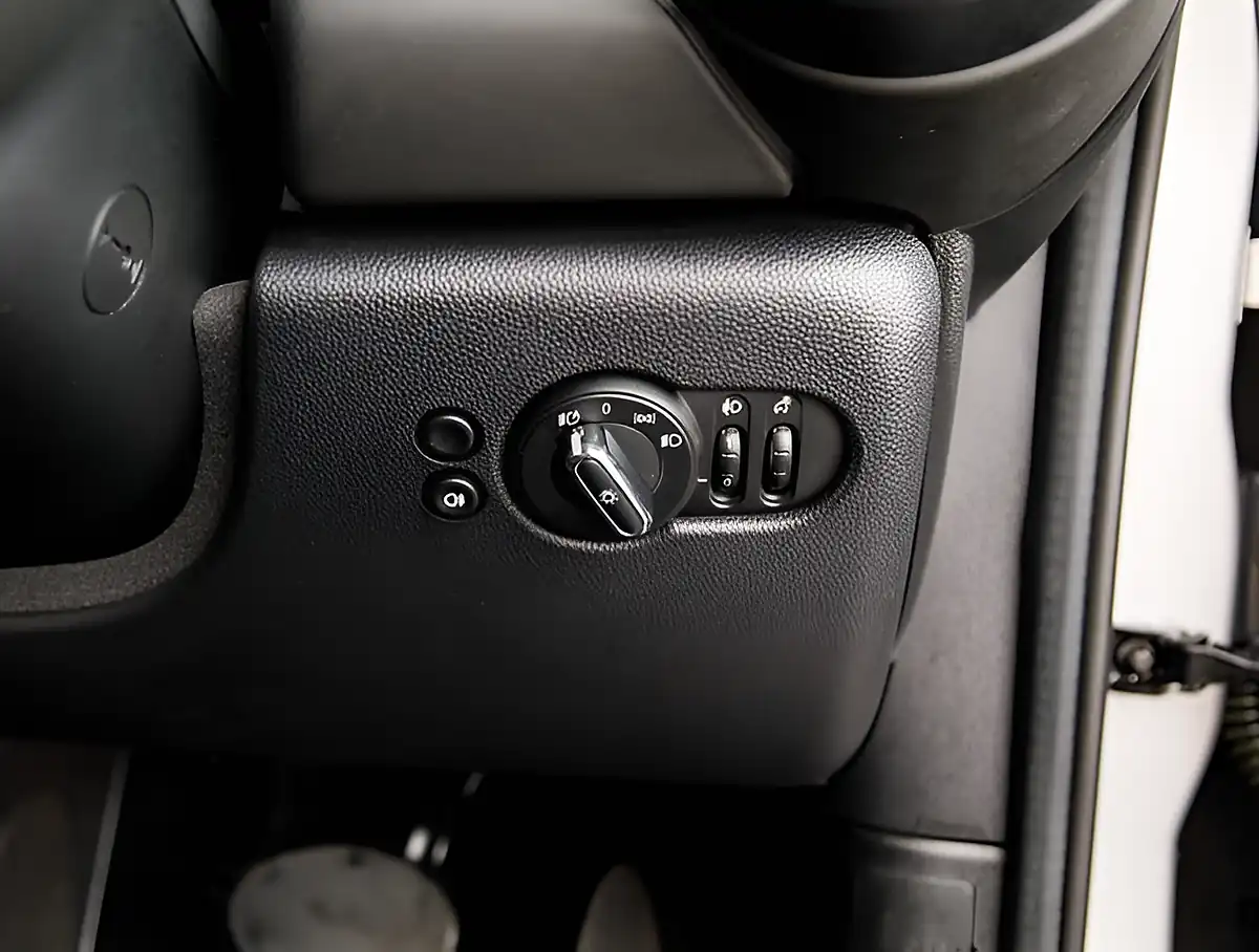 Used 2026 MINI Hatch Cooper Classic Melting Silver Iii - Interior and Exterior details 10
