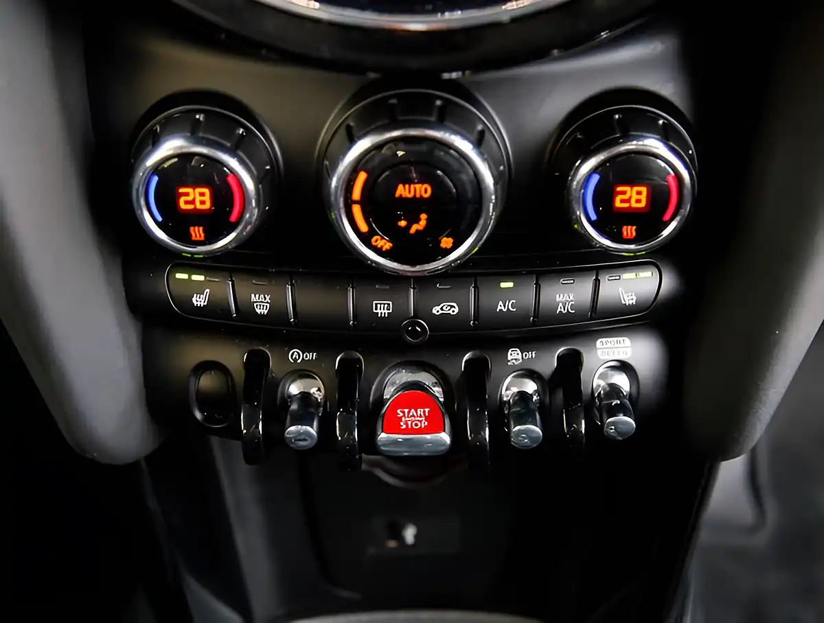 Used 2026 MINI Hatch Cooper Classic Melting Silver Iii - Interior and Exterior details 18