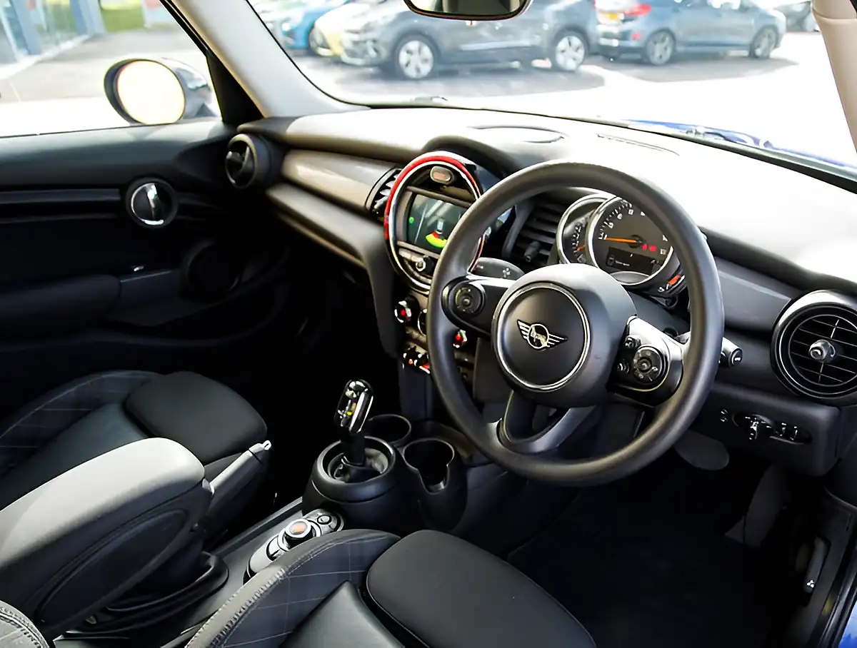 Used 2026 MINI Hatch Cooper Classic Starlight Blue - Interior and Exterior details 4