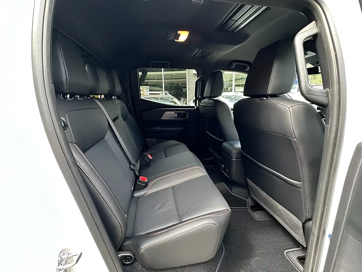Used 2026 Mitsubishi L200 Barbarian White - Interior and Exterior details 10