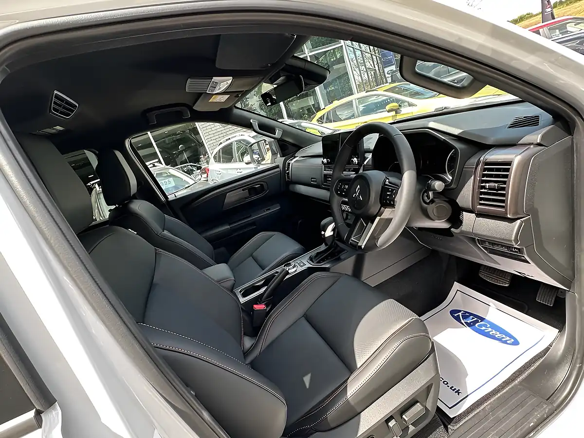 Used 2026 Mitsubishi L200 Barbarian White - Interior and Exterior details 8