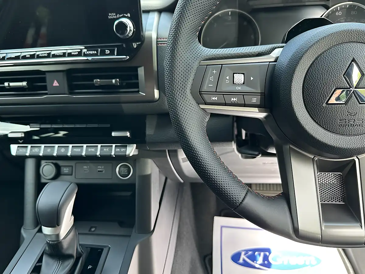 Used 2026 Mitsubishi L200 Barbarian White - Interior and Exterior details 11