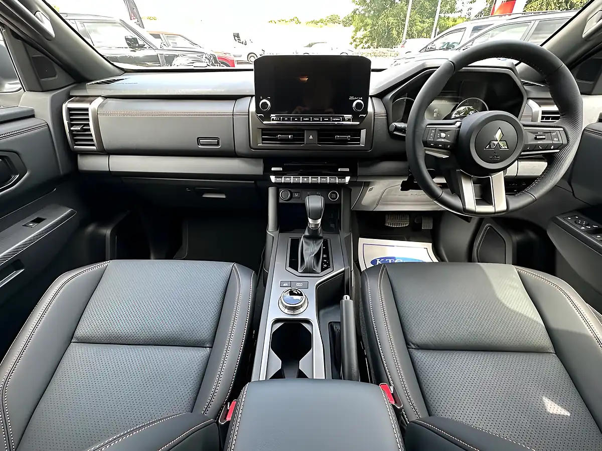 Used 2026 Mitsubishi L200 Barbarian White - Interior and Exterior details 9