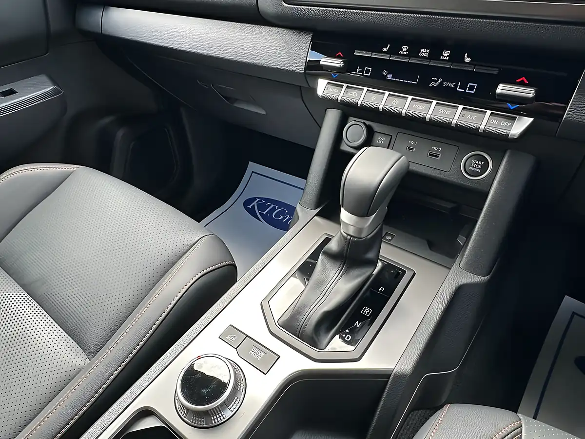 Used 2026 Mitsubishi L200 Barbarian Yamabuki Orange - Interior and Exterior details 11