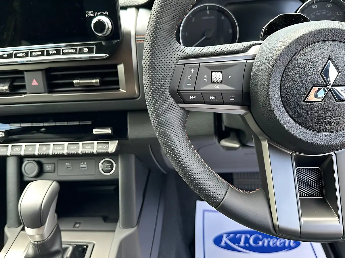 Used 2026 Mitsubishi L200 Barbarian Yamabuki Orange - Interior and Exterior details 12