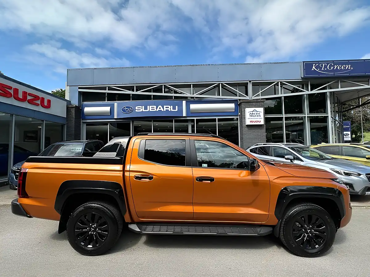 Used 2026 Mitsubishi L200 Barbarian Yamabuki Orange - Interior and Exterior details 5