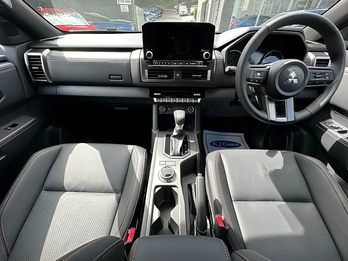 Used 2026 Mitsubishi L200 Barbarian Yamabuki Orange - Interior and Exterior details 9